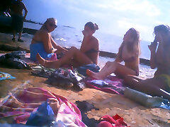 Upshorts dick demonstrate for group of girls on beach
