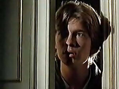 Мальчик смотрит мама