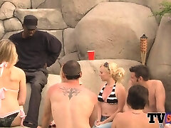 молодая пара свингеров раскрывает свои желания