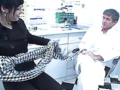 трах в жопу с пациенткой в секс-клинике