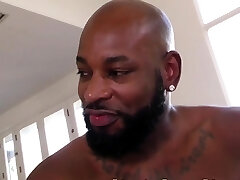 симпатичная блондинка опустошена