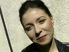 Slum Bitch mit Gummi gefickt