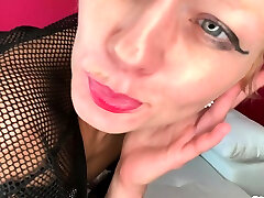 Stunning xxx hot kiss video plays with her wet pussy