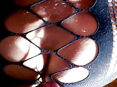 milf en costume résille baisée debout-pov