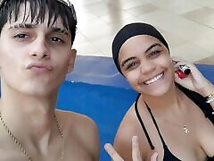 STEPBROTHER COUPLE RECORD THEMSELVES FUCKING BUT BEFORE THAT THEY ARE GOING TO TAKE SOME PICTURES IN THE POOL - HOMEMADE teacher cam 17 IN SPANISH