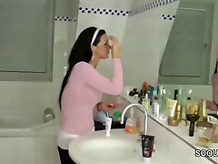 Schwester wird vom Stief bruder erwischt und gibt Handjob