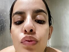 Woman was bathing and gets horny practicing exhibitionism