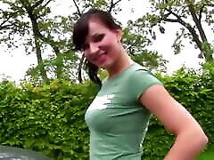 milf morena cachonda disfruta de una follada dura con una polla enorme