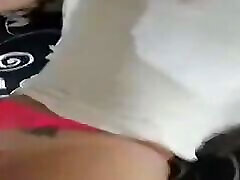 amateur chaud avec un gros cul donnant dans les escaliers sans préservatif - à quatre pattes dans les escaliers-pov