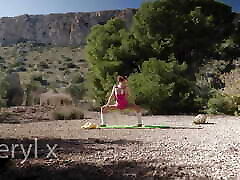 йога на открытом воздухе в колготках в лесу