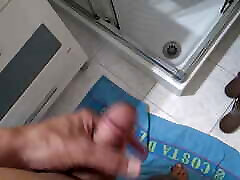 mój pasierb sika najpierw, a potem pozwalam mu zobaczyć, jak sikam z mojej owłosionej cipki