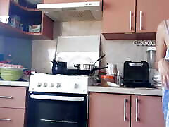 zmysłowa owłosiona kobieta w kuchni. sexy mama, plumper fuck ma creole, duży tyłek, odkurzanie domu nago. foot fuck young latynoski duże sutki