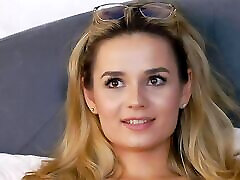 Completely Naked, HelenWald comes close to orgasm by the vibes of the viewers in her free show. Full orgasm in gold show. You ar
