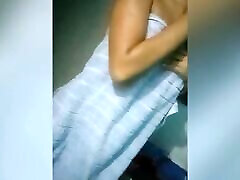 горячая 18-летняя школьница в стрингах с идеальными сиськами перед тем, как пойти на урок. домашнее видео