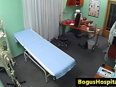 Cheating patient seduce son on mum to eat pussy