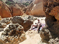 mamada con corrida en una playa abarrotada