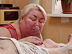 petite amie avide de sperme draine ses couilles et avale du sperme