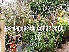 versaute sex position blondine wird beim outdoor-gangbang dped und facialisiert