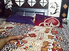 Chakad bhabhi ki desi style main chudai kari bhabhi ko chudne ka shok diya mota land