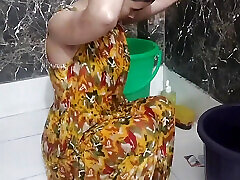 Bhabhi ka chupke se bathroom wala video bna liya