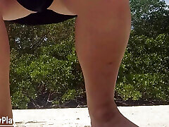 пухленькая толстая киска с большой киской писает на пляже на открытом воздухе