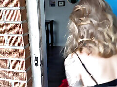 性别与性感的金发女郎后的第一次约会