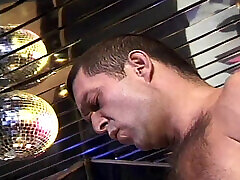 похотливый танцор на шесте занимается сексом с одной из своих зрительниц твердым членом