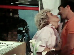 milf cachonda rubia le da la mejor mamada a su amigo