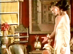 горячая молодая винтажная девушка наслаждается чудовищным членом, наполняющим ее рот спермой