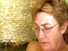 распутную бабулю с большими отвисшими сиськами трахнул и кончил на киску большой винтажный член