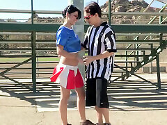 молоденькая брюнетка трахается со зрелым мужчиной