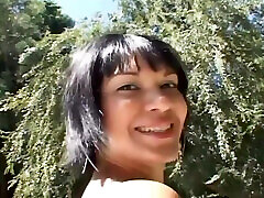 大藏宝乌木得到英国广播公司的游泳池