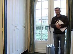 brune très sexy en cocu sperme dans la bouche et une robe de bonne