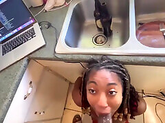 no, no puedo chuparte la polla, no está bien, eres mi hermanastro, pero si me pagas, jajaja