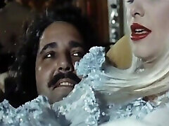 дикая винтажная оргия с несколькими горячими мамочками