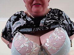 bbw gilf masturbiert ihre haarige alte fotze mit dem glasdildo