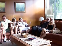 роскошная компания с диким сексом на открытом воздухе