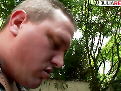 трах на открытом воздухе и глубокая глотка, секс на природе такой горячий