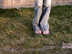 горячая студентка с большими сиськами мелькает в кампусе