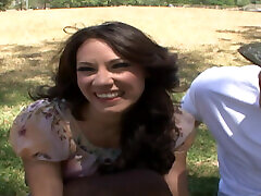 丰满的黑发的摩洛伊斯兰解放阵线获取性交,而她的丈夫在看。