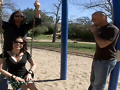 可爱的讨厌的鸡笼的奇卡脉动广泛开放的雄伟的刺撞它