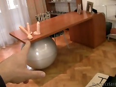 Insaziabile tettona bruna dildo cazzo di pratica