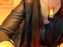 SweetBunny plays with her ass
