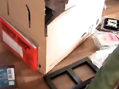 Milf Samira fickt den notgeilen Spanner von gegenüber
