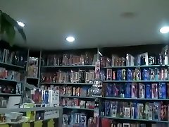 En visite au Labyrinthe à Lens, la gérante, femme mature très cochonne, enlève son big ass jav et nous montre à quatre pattes comment fonctionne tous ces gadgets