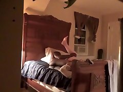 Il observe sa femme a distance avec son amant