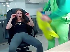 une ado maigre qui se masturbe pendant que son frère répare son ordinateur