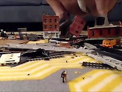 teen revenge: tacchi che schiacciano un trenino nerd