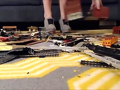 teen revenge: tacchi che schiacciano un trenino nerd
