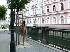漂亮的NIP活动的女孩Nichola走裸体通过镇